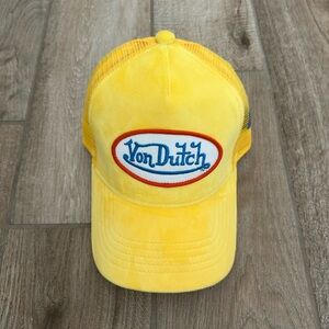 Von Dutch yellow Hollywood velvet trucker